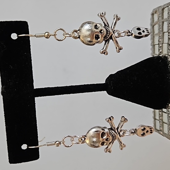 Jewelry - PIRATE Silvertone Skull & Crossbones Pierced Earrings